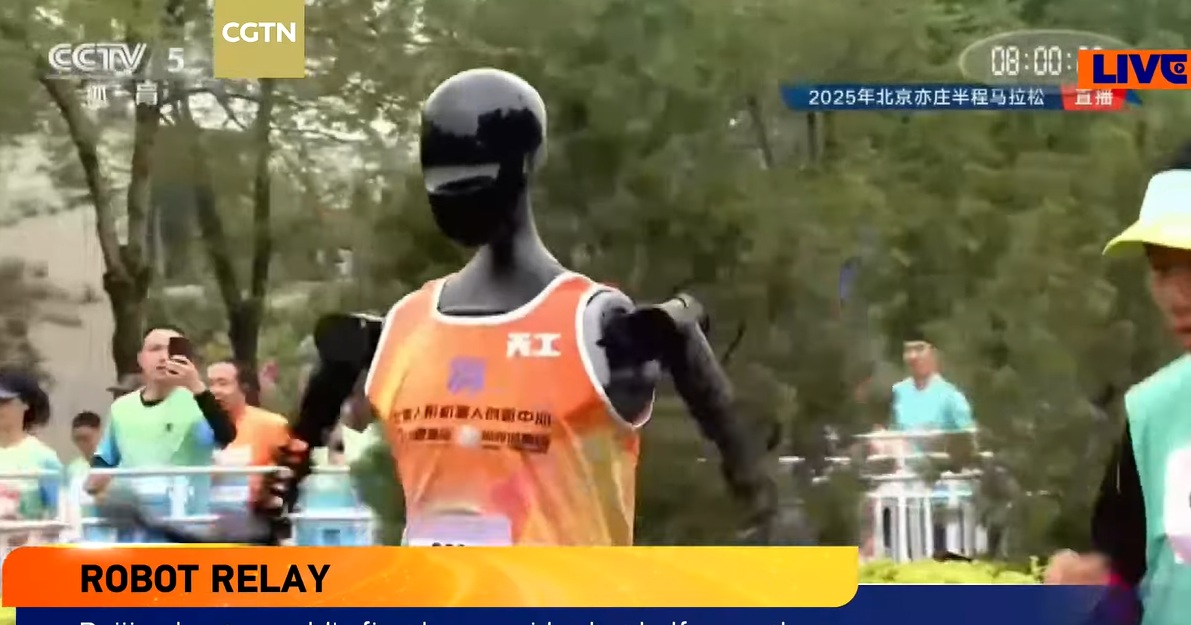 Ãn acest weekend a avut loc primul semimaraton umanoid din lume (au alergat oameni Åi roboÅ£i, cot la cot)