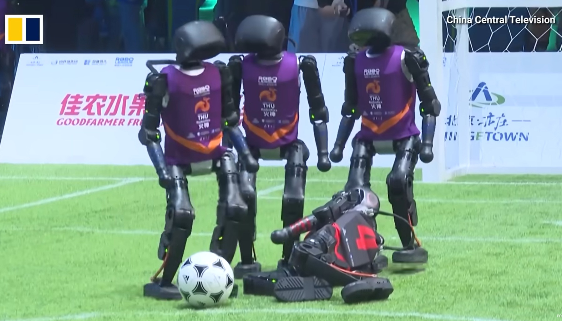 Clipul zilei: primul meci de fotbal din lume Ã®ntre roboÅ£i controlaÅ£i Ã®n timp real de inteligenÅ£a artificialÄ (vÄ pot spune doar cÄ s-a rÃ¢s cu lacrimi)