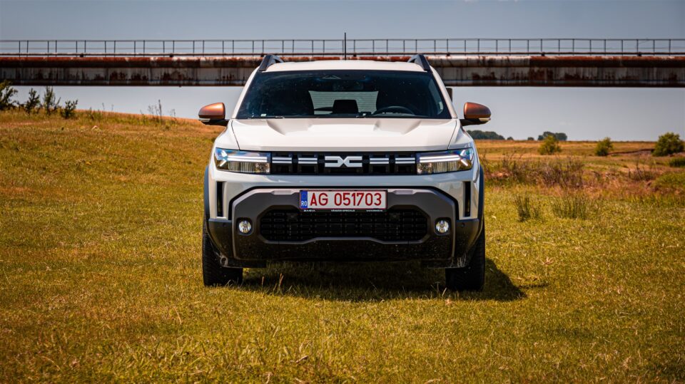 Dacia Duster a fost desemnat cel mai bun SUV compact al anului 2026 de una dintre cele mai cunoscute publicaÅ£ii auto din Marea Britanie