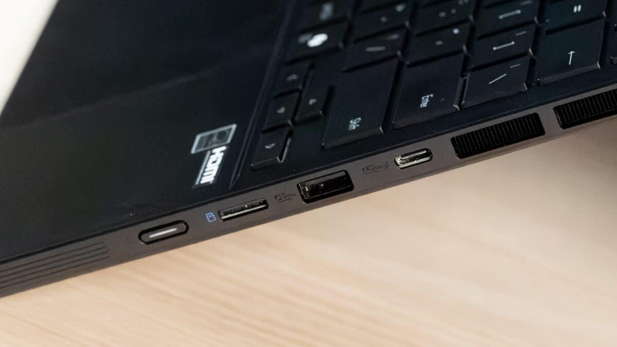Laptop cu porturi USB și HDMI pentru tehnologie high-tech.