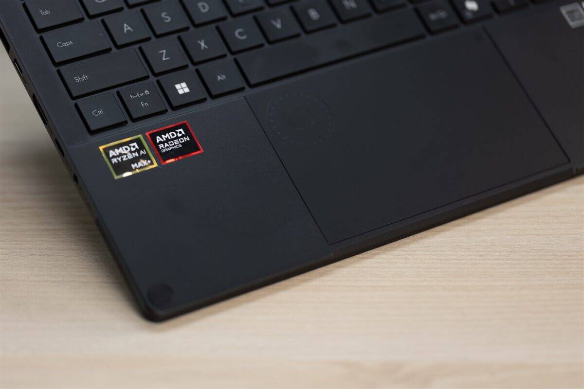 Laptop cu procesoare AMD Ryzen și placă video AMD Radeon, pe o suprafață de lemn.