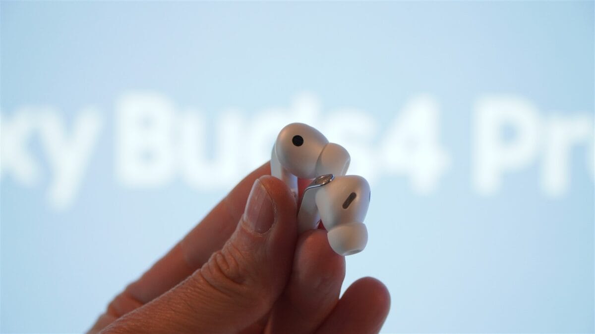Căști wireless Apple AirPods Pro, cu anulare activă a zgomotului și sunet de înaltă calitate.