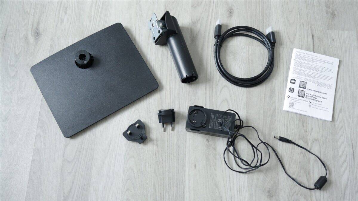 Accesorii pentru dispozitiv de prezentare digitală, inclusiv adaptor, cablu și suport.