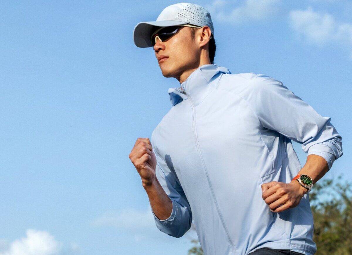 Huawei WATCH GT Runner 2 sau cum aratÄ unul dintre cele mai bune smartwatch-uri pentru fitness Èi alergare din 2026 (cel mai uÈor ceas smart cu carcasÄ metalicÄ, Intelligent Marathon – premierÄ Ã®n industrie Èi design inspirat de F1)