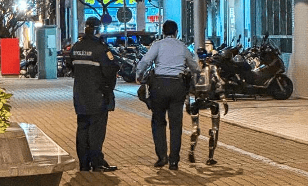 Un robot umanoid a fost escortat de poliÅ£ia chinezÄ, dupÄ ce a speriat (fÄrÄ sÄ vrea) o femeie Ã®n vÃ¢rstÄ de 70 de ani