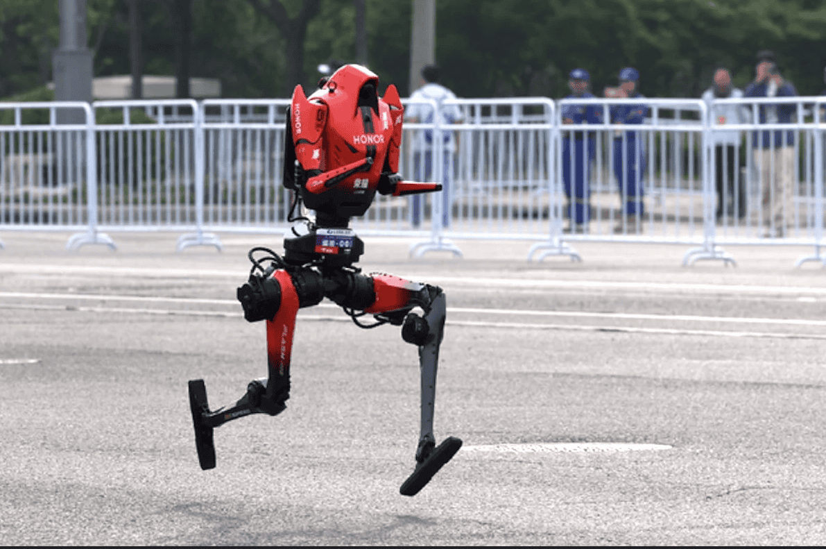 Anul trecut abia terminau cursa, iar anul acesta au bÄtut deja recordul mondial (evoluÅ£ie remarcabilÄ la semimaratonul roboÅ£ilor umanoizi din China)