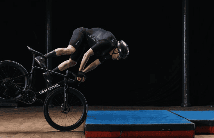 Decathlon va lansa Ã®n curÃ¢nd primul sistem airbag pentru bicicliÅti integrat direct Ã®n costum