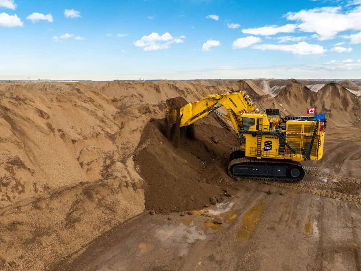 Japonezii de la Komatsu au lansat un excavator minier atÃ¢t de mare, Ã®ncÃ¢t poate Ã®ncÄrca peste 80 de tone de minereu dintr-o singurÄ miÅcare a cuvei