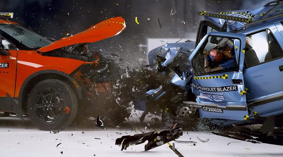 Inginerii IIHS (echivalentul EuroNCAP din SUA) au luat douÄ Chevrolet Blazer (fabricaÅ£ie 1996 Åi 2026) Åi le-au ciocnit frontal pentru a arÄta evoluÅ£ia Ã®n materie de siguranÅ£Ä din ultimii 30 de ani