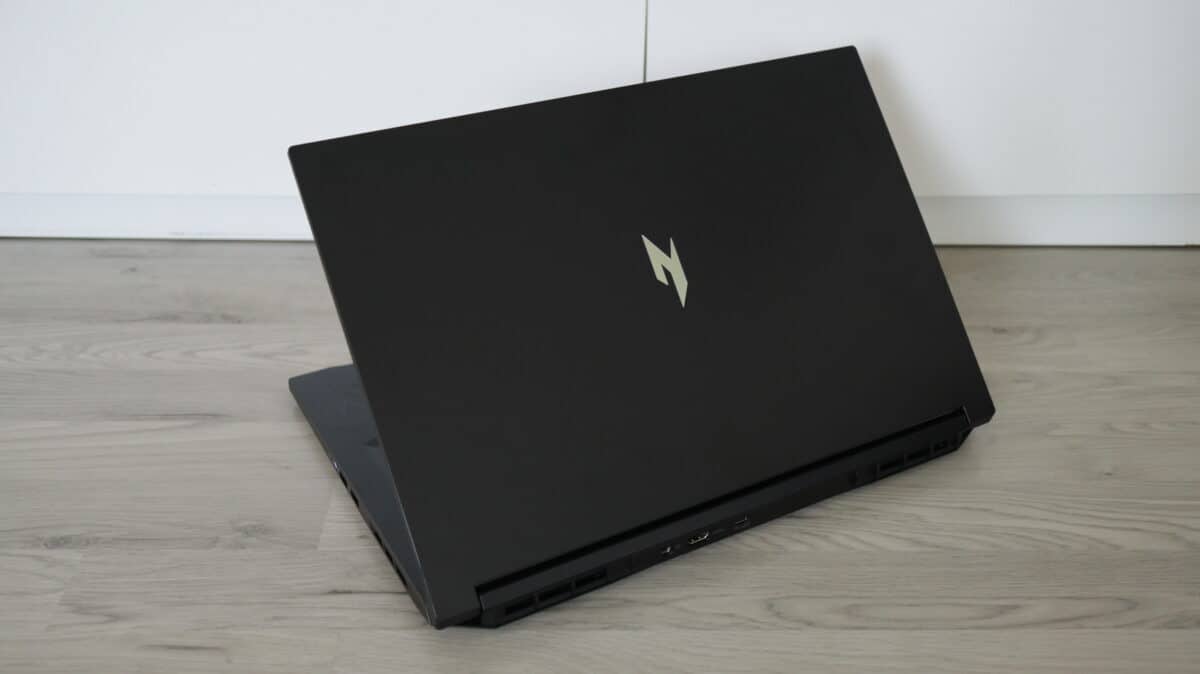 Laptop Acer Nitro V 17 AI (ANV17-41) – prezentare (Ecran QHD 165Hz de 17.3 inch, AMD Ryzen 7 260, NVIDIA GeForce RTX 5070, 32 GB DDR5, baterie de 76Wh Èi conectivitate extinsÄ)