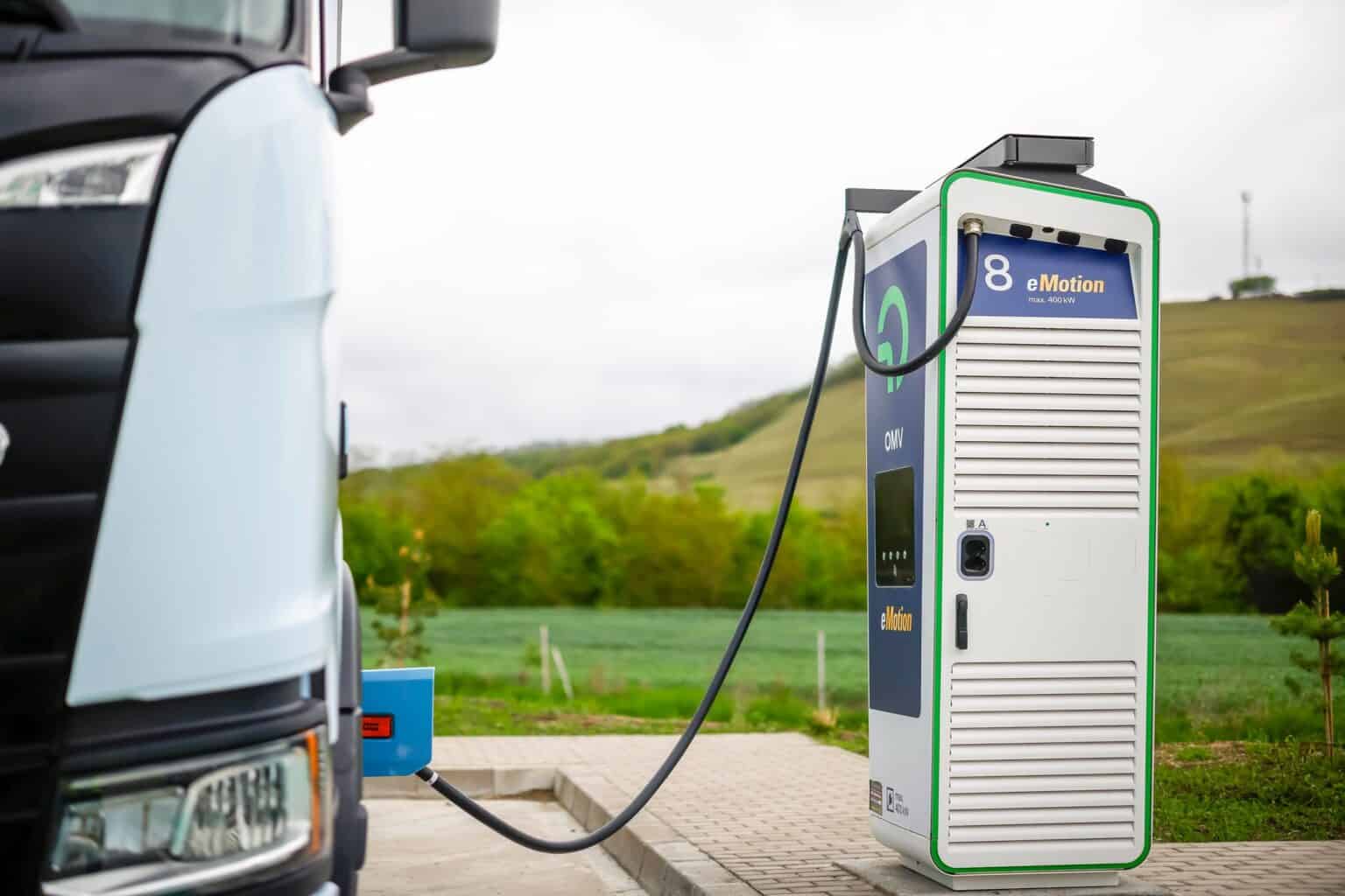 OMV Petrom a ajuns la o reÅ£ea de peste 1000 de staÅ£ii de Ã®ncÄrcare a maÅinilor electrice Ã®n RomÃ¢nia