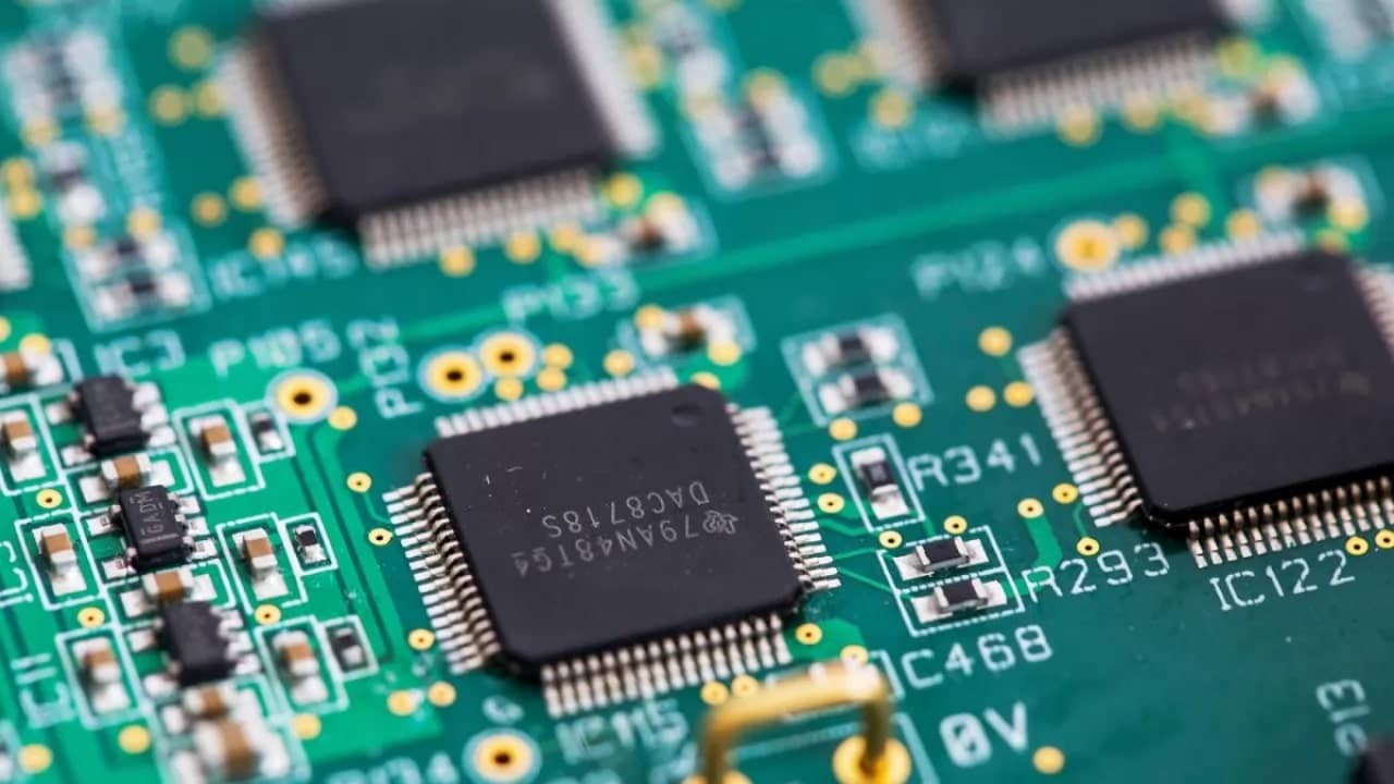 China ar putea atinge Ã®n curÃ¢nd independenÅ£a Ã®n producÅ£ia de cipuri AI high-end (pentru 2026 estimÄrile ajung la 90%)