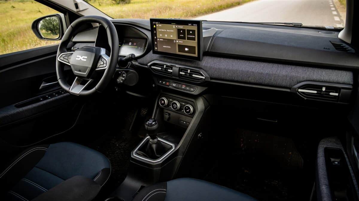 Dacia Logan ECO-G 120 M6 Journey (2026) – review (EficienÈÄ Èi confort, dar parcÄ prea multâ¦ esenÈial)