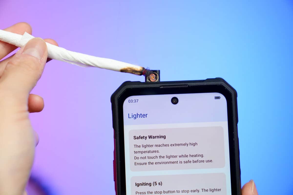 A apÄrut Åi primul smartphone din lume cu aprinzÄtor electric Ã®ncorporat (fumÄtorii Ã®Åi vor putea aprinde Å£igara cu ajutorul telefonului)