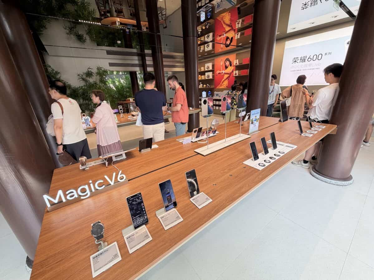 Cum aratÄ magazinele flagship HONOR din Chengdu Èi Shenzhen