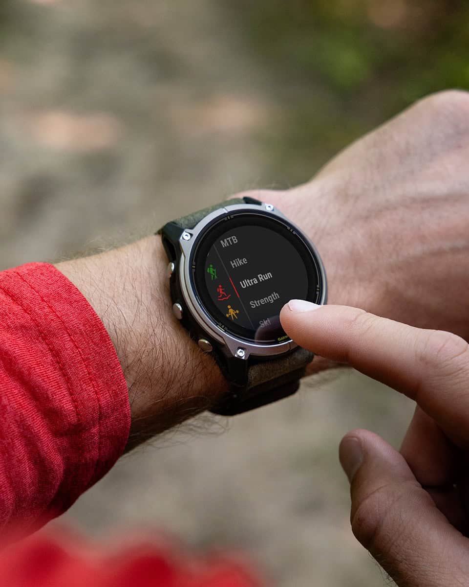 Garmin lanseazÄ Enduro 4, cu autonomie de pÃ¢nÄ la 90 de zile Èi funcÈii dedicate pasionaÈilor de anduranÈÄ