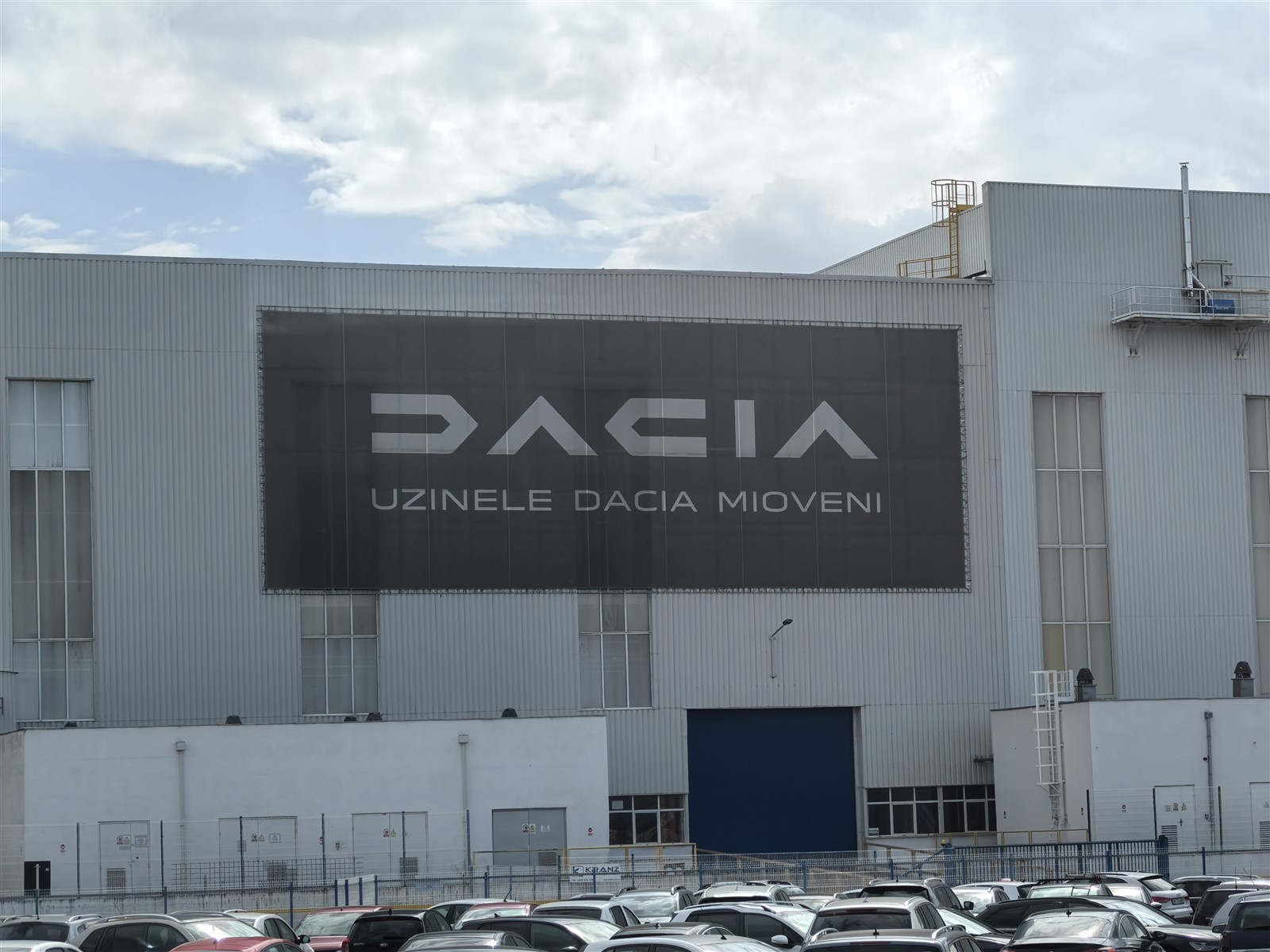 Pe fondul vÃ¢nzÄrilor reduse, Dacia Ã®ntrerupe temporar producÅ£ia la Mioveni Åi forÅ£eazÄ plecÄrile voluntare